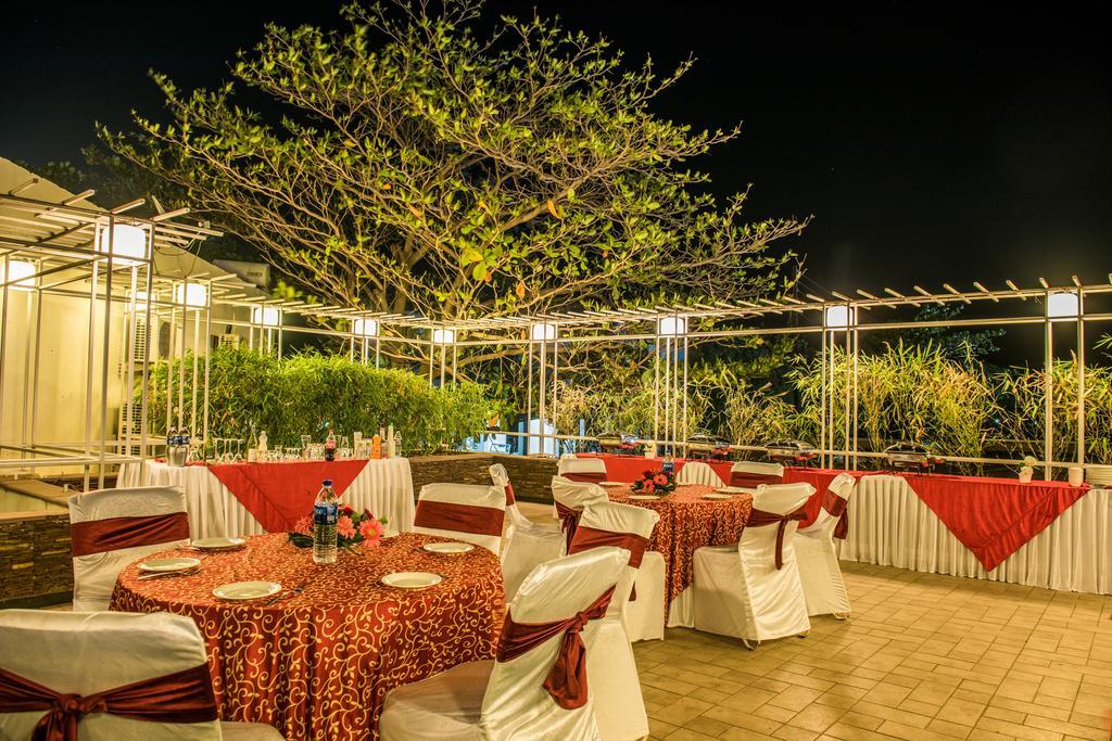 The Red Maple Mashal Indore Dış mekan fotoğraf
